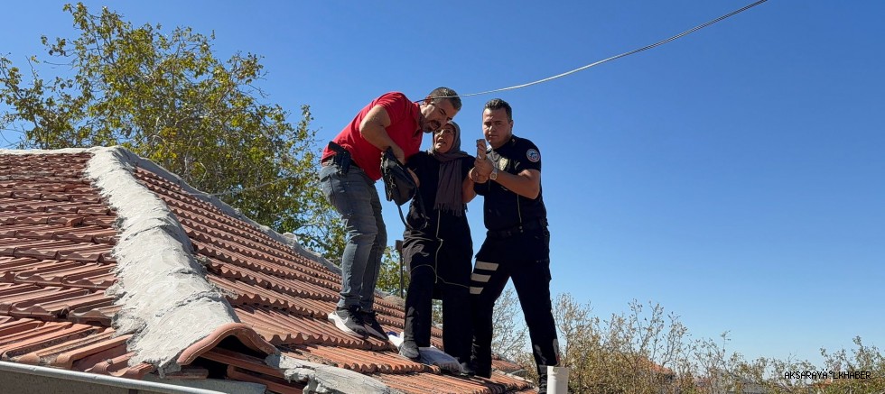 Miras meselesi nedeniyle bunalıma giren 56 yaşındaki kadın, çatıya çıkarak elma ilacı içeceğini belirtti; Emniyet Müdürü son anda kurtardı.