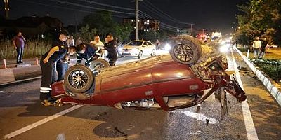 AKSARAY’DA DEHŞET ANLARI: İKİ ARAÇ TAKLA ATTI, 2 KİŞİ AĞIR YARALI!