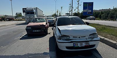 AKSARAY’DA ZİNCİRLEME TRAFİK KAZASI: 4 ARAÇ BİRBİRİNE GİRDİ, 1 YARALI