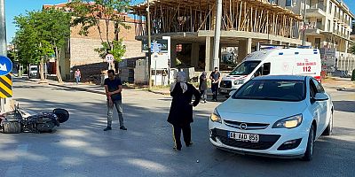 ELEKTRİKLİ BİSİKLET İLE OTOMOBİL ÇARPIŞTI: SÜRÜCÜ YOLA SAVRULDU! 