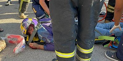 MOTOSİKLET SÜRÜCÜSÜ OTONUN AYLTINDA KALDI